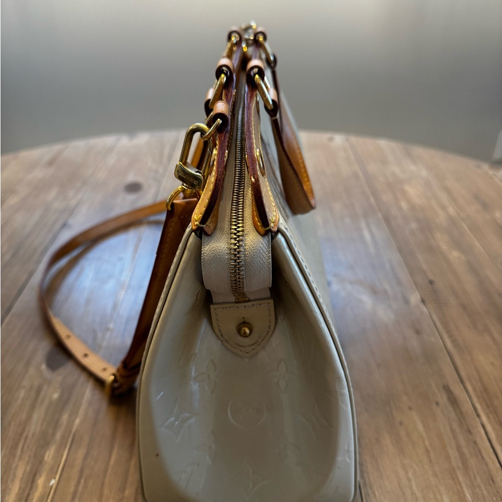 Louis Vuitton Blanc Corail Vernis Brea MM - Picture 2 of 14